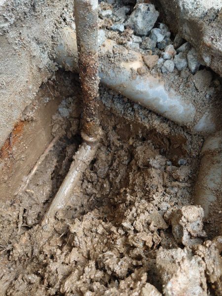 三豊市内　鉄管の電食水漏れ修理