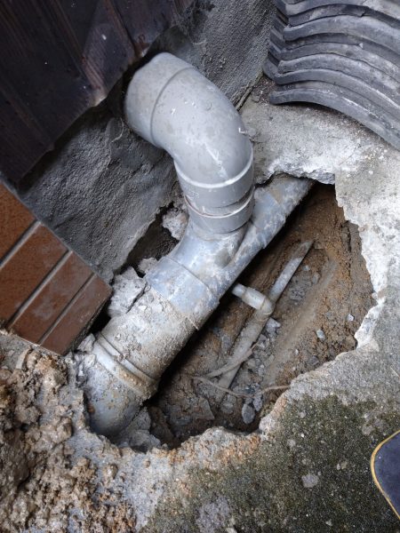 長年の漏水をコンクリート下で特定