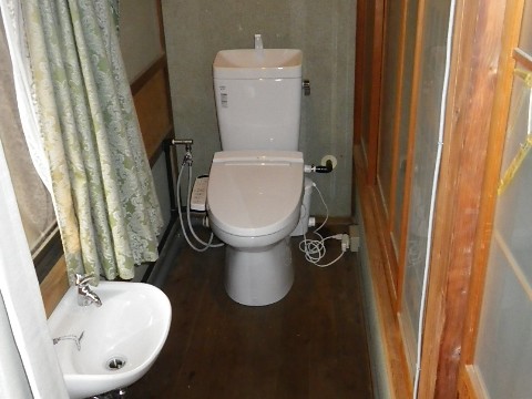 観音寺市でトイレリフォーム増設（２階廊下に圧送トイレ）サムネイル
