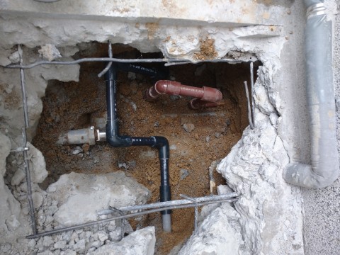 善通寺市内で給湯配管の漏水箇所をコンクリート下で発見！！サムネイル