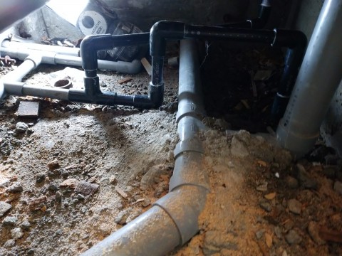 三豊市内で小便器の床下で漏水箇所を特定サムネイル