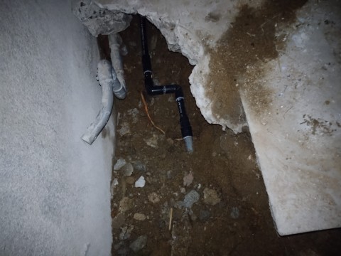 善通寺市内で漏水箇所を冷蔵庫の床下で発見！！サムネイル