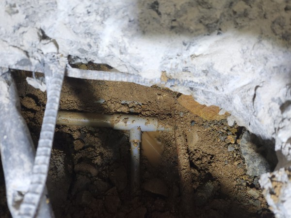鉄筋コンクリート建物の土間下から漏水箇所を特定サムネイル