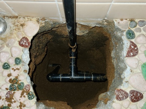 高松市内で漏水箇所をタイル下の埋設給水管から発見！！