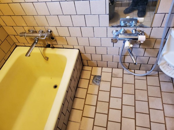 浴室のタイル土間下からの漏水は迂回露出配管で対応サムネイル