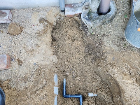 香川県さぬき市内で漏水箇所を土中で発見！！
