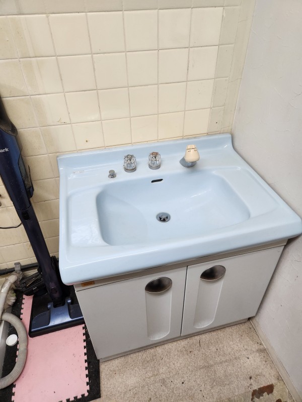 高松市内で事務所の洗面化粧台の床下で漏水箇所を発見！！サムネイル
