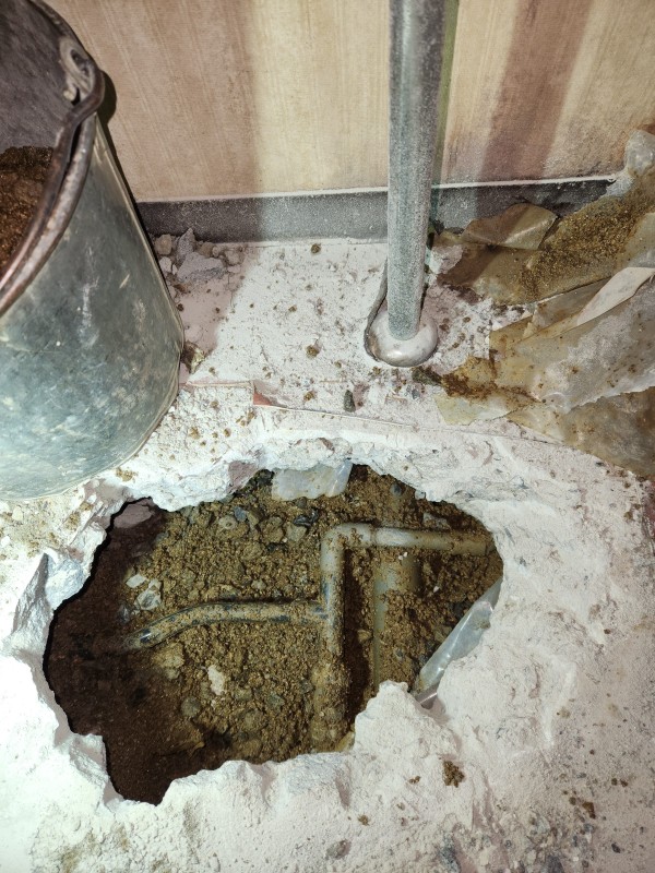 三豊市内で毎分2００ｃｃの漏水箇所をコンクリート下で発見サムネイル