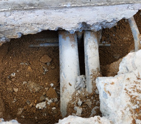 香川県善通寺市内で石油給湯器のコンクリート台下で漏水箇所を発見！！