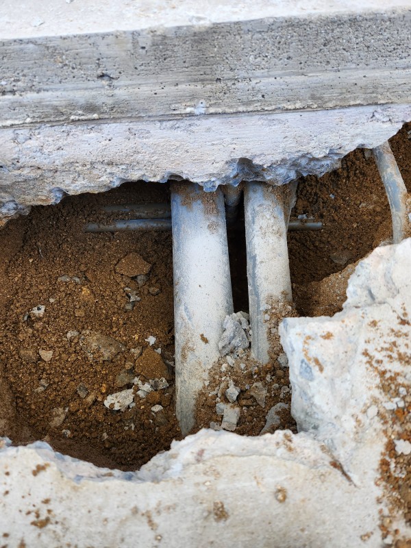 香川県善通寺市内で石油給湯器のコンクリート台下で漏水箇所を発見！！サムネイル