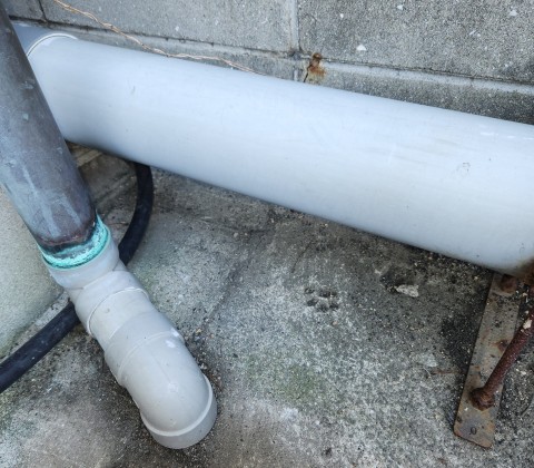 コンクリートに巻き込んだ給水管を発見！！